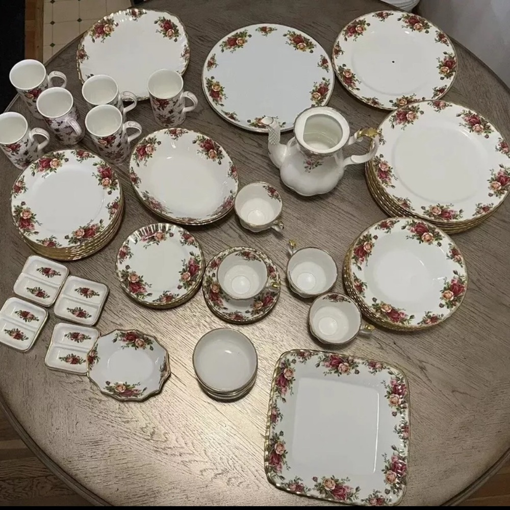 Royal Albert - 63 pcs Old Country Roses China - Picture 2 of 4